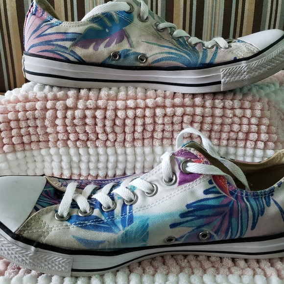 EUC CTAS Fresh Cyan/Magenta Glow/White low top kicks (10M; 12W) - Picture 8 of 8